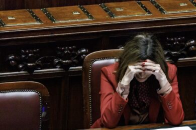 Santanchè, FdI prende tempo e la ministra studia le dimissioni (e il patteggiamento)