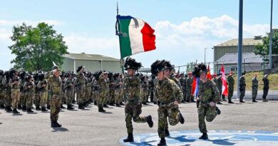 Fazzolari: “L’Ucraina nella Nato? Un’ipotesi per far finire la guerra”. E sui soldati italiani a Kiev…