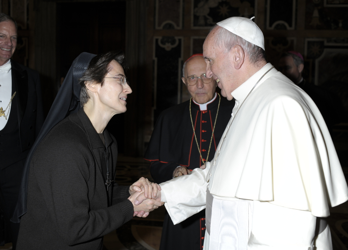Papa Francesco dal Gemelli dà pieni poteri a una donna: consegnate le chiavi del Vaticano a suor Raffaella Petrini Papa Francesco dal Gemelli dà pieni poteri a una donna: consegnate le chiavi del Vaticano a suor Raffaella Petrini