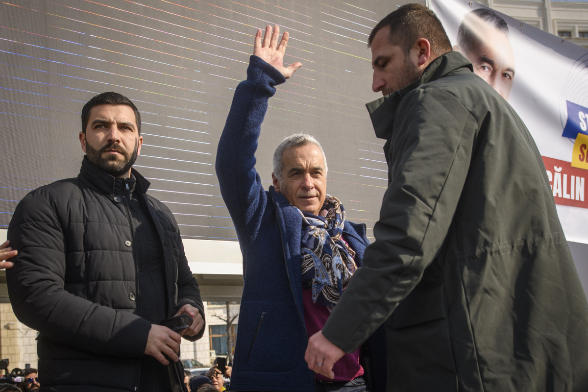 Clamoroso Romania, fermato il nazionalista anti-Nato Georgescu. Stava andando a ricandidarsi