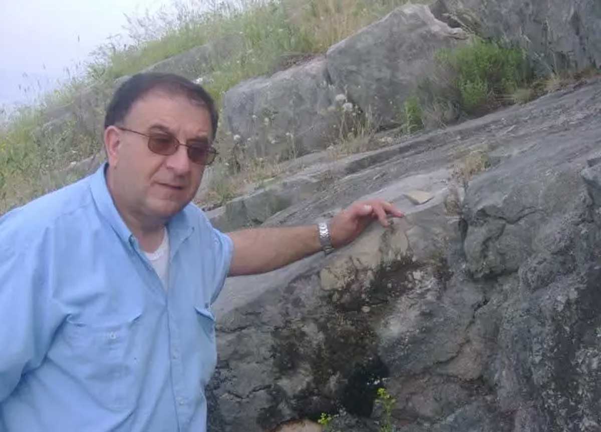 Si accascia sul sedile del pullman e muore davanti ai suoi alunni. Gita scolastica finisce nella tragedia Si accascia sul sedile del pullman e muore davanti ai suoi alunni. Gita scolastica finisce nella tragedia