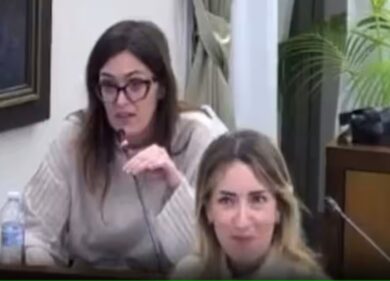 “Sei incinta o malata? Dimettiti da consigliera”: bufera politica a Treviglio