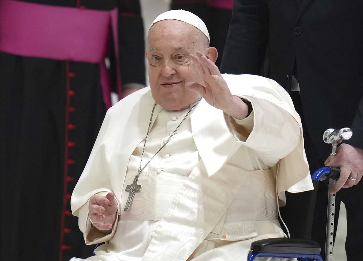 Papa Francesco “è in poltrona e prosegue le terapie”. Cresce l’attesa per gli esiti della nuova tac Papa Francesco “è in poltrona e prosegue le terapie”. Cresce l’attesa per gli esiti della nuova tac