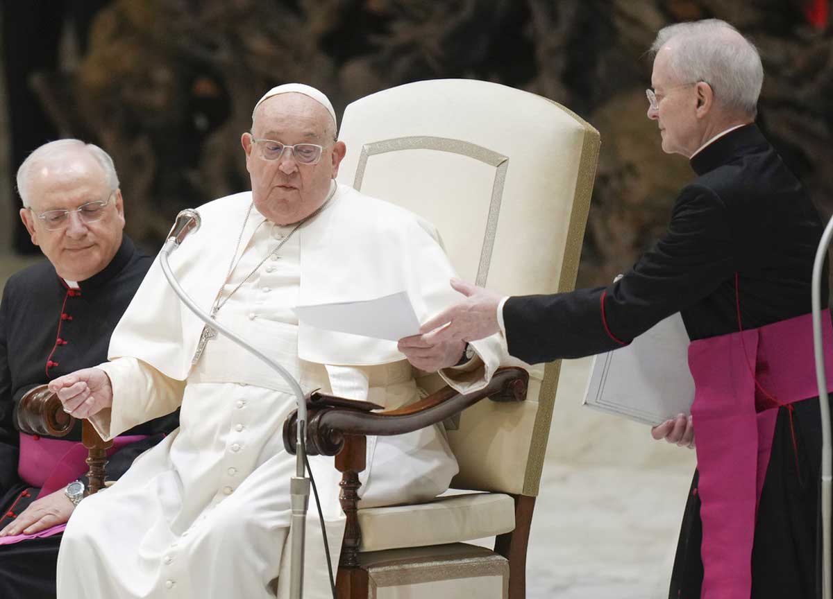 Papa Francesco “è in poltrona e prosegue le terapie”. Cresce l’attesa per gli esiti della nuova tac Papa Francesco “è in poltrona e prosegue le terapie”. Cresce l’attesa per gli esiti della nuova tac