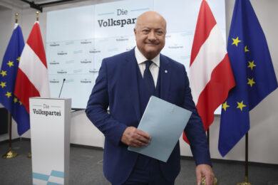 Austria, c’è l’accordo per formare un nuovo governo senza l’estrema destra. Christian Stocker cancelliere