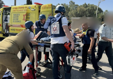 Attacco terroristico in Israele, auto travolge la folla: diversi feriti. Ucciso l’attentatore