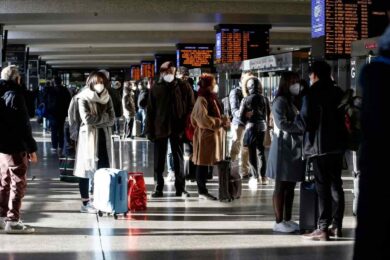 Mamma e papà salgono sul treno e lasciano a terra la bimba di 3 anni