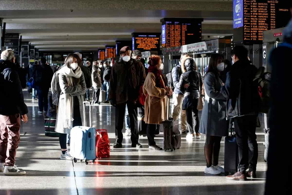 Mamma e papà salgono sul treno e lasciano a terra la bimba di 3 anni Mamma e papà salgono sul treno e lasciano a terra la bimba di 3 anni