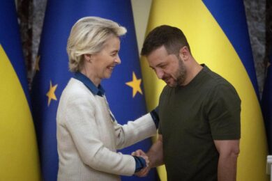 Scontro Trump-Zelensky, l’Europa: “Kiev non è sola”. Mosca: “Finalmente il porco ha avuto una sberla”