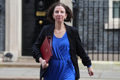 Uk, l’aumento delle spese militari terremota il governo: si dimette la ministra per lo Sviluppo internazionale Dodds
