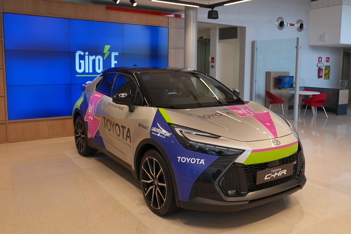 Toyota è Official Mobility Partner del Giro-E Enel 2025: presentata la nuova edizione