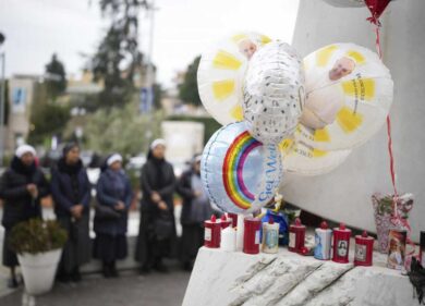 Ultimo bollettino medico Papa Francesco: a messa con medici e infermieri del Gemelli