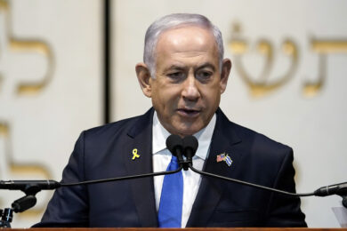 Netanyahu blocca gli aiuti a Gaza: “Finiti i pranzi gratis”. Hamas respinge il piano di tregua Usa