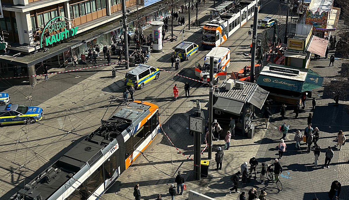 Paura in Germania, auto sulla folla a Mannheim. “Due morti e 25 persone ferite”. In manette il conducente: ha tentato di suicidarsi Paura in Germania, auto sulla folla a Mannheim. “Due morti e 25 persone ferite”. In manette il conducente: ha tentato di suicidarsi