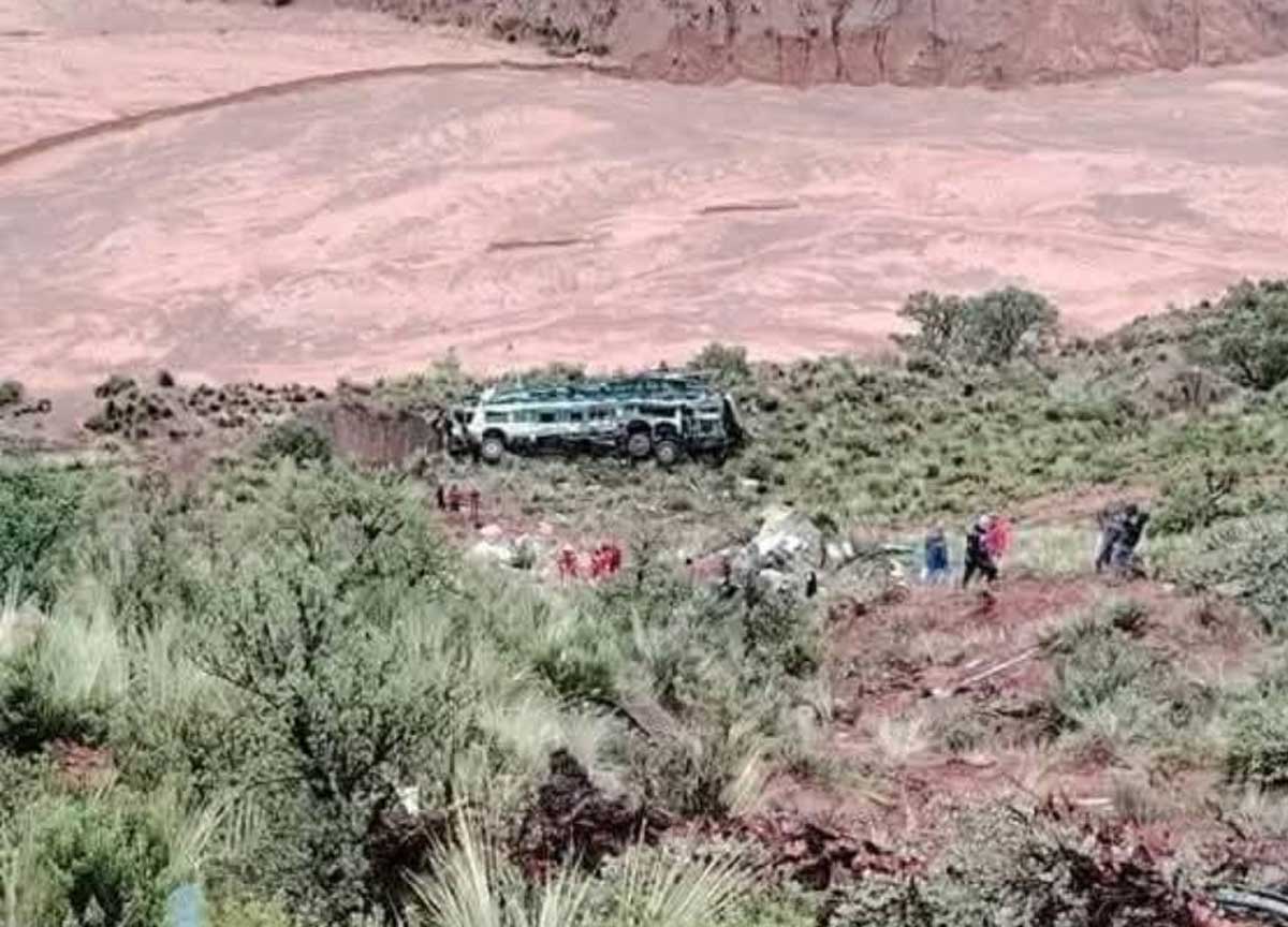 Bolivia choc, bus si scontra con un pick-up e precipita in un burrone. Almeno 25 morti Bolivia choc, bus si scontra con un pick-up e precipita in un burrone. Almeno 25 morti