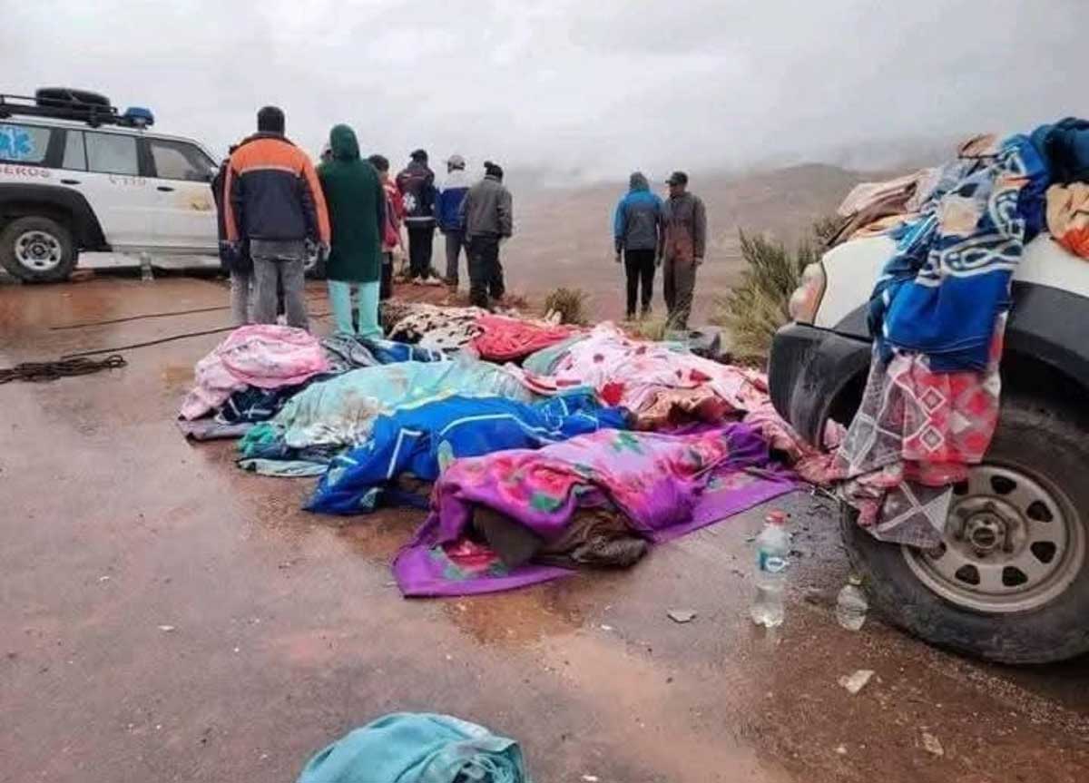 Bolivia choc, bus si scontra con un pick-up e precipita in un burrone. Almeno 25 morti Bolivia choc, bus si scontra con un pick-up e precipita in un burrone. Almeno 25 morti