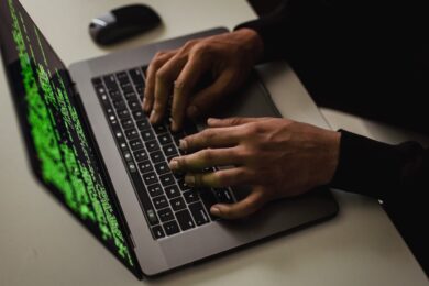 Dati bancari, si salvi chi può. Occhio alle applicazioni sul telefono, attacchi hacker triplicati