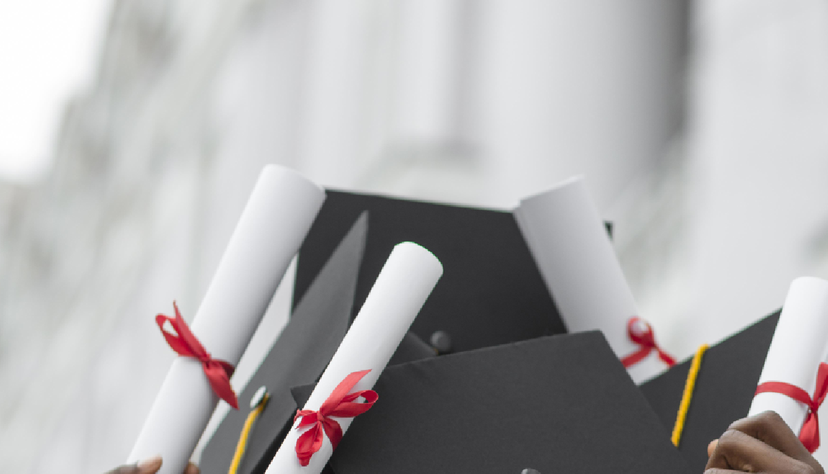 L’IA dice che queste 3 lauree sono inutili nel 2025: Ecco come renderle una miniera d’oro digitale