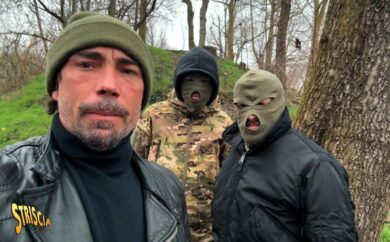 Striscia la Notizia: Brumotti faccia a faccia con due pusher egiziani: “In molti, per soldi, si sono offerti per spararti alle gambe”