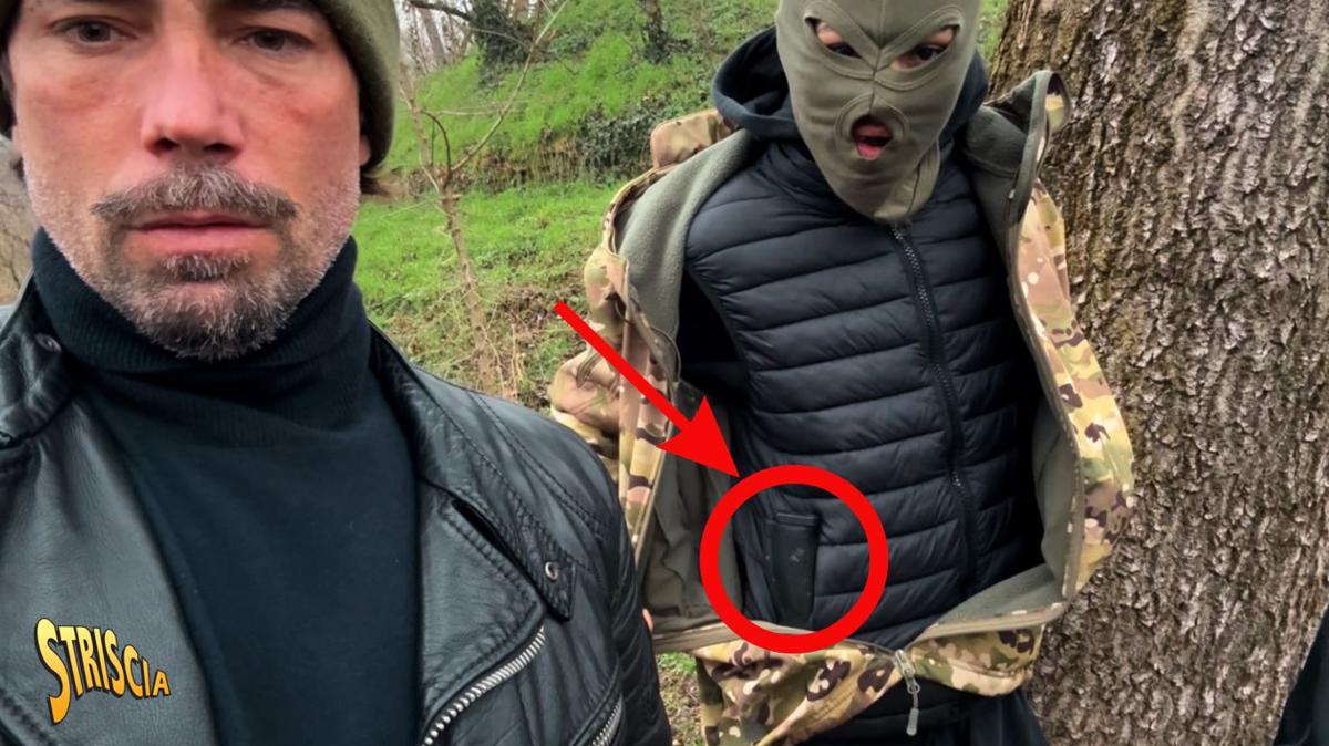 Striscia la Notizia: Brumotti faccia a faccia con due pusher egiziani: “In molti, per soldi, si sono offerti per spararti alle gambe”