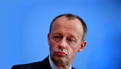 Merz pronto a riarmare la sua Germania, il piano choc da 200 miliardi che bypassa tutte le regole