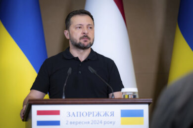 Dopo lo stop Usa agli aiuti, Zelensky si prepara a firmare l’accordo sulle terre rare e apre alla pace: “Pronto a lavorare sotto la guida di Trump”