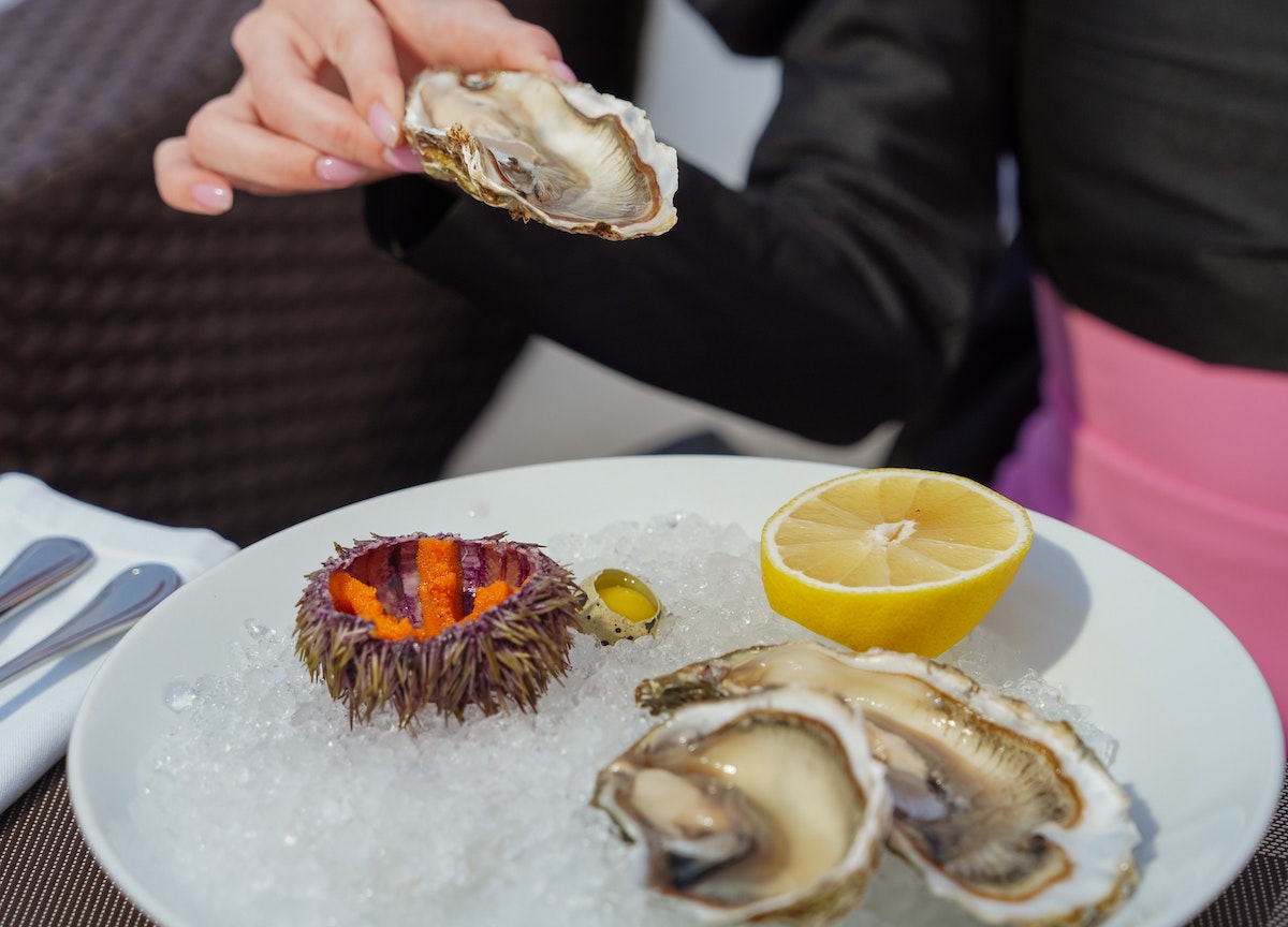 “Le ostriche non sono un bene di lusso”, Lollobrigida vuole l’Iva come sui pannolini “Le ostriche non sono un bene di lusso”, Lollobrigida vuole l’Iva come sui pannolini