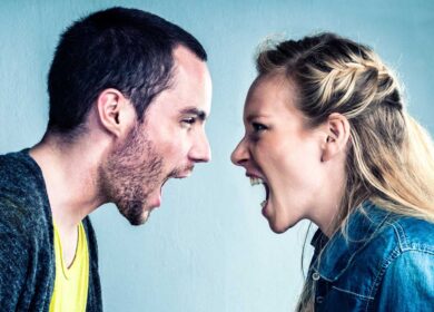 Violenza sugli uomini: 35enne picchiava il compagno: braccialetto elettronico