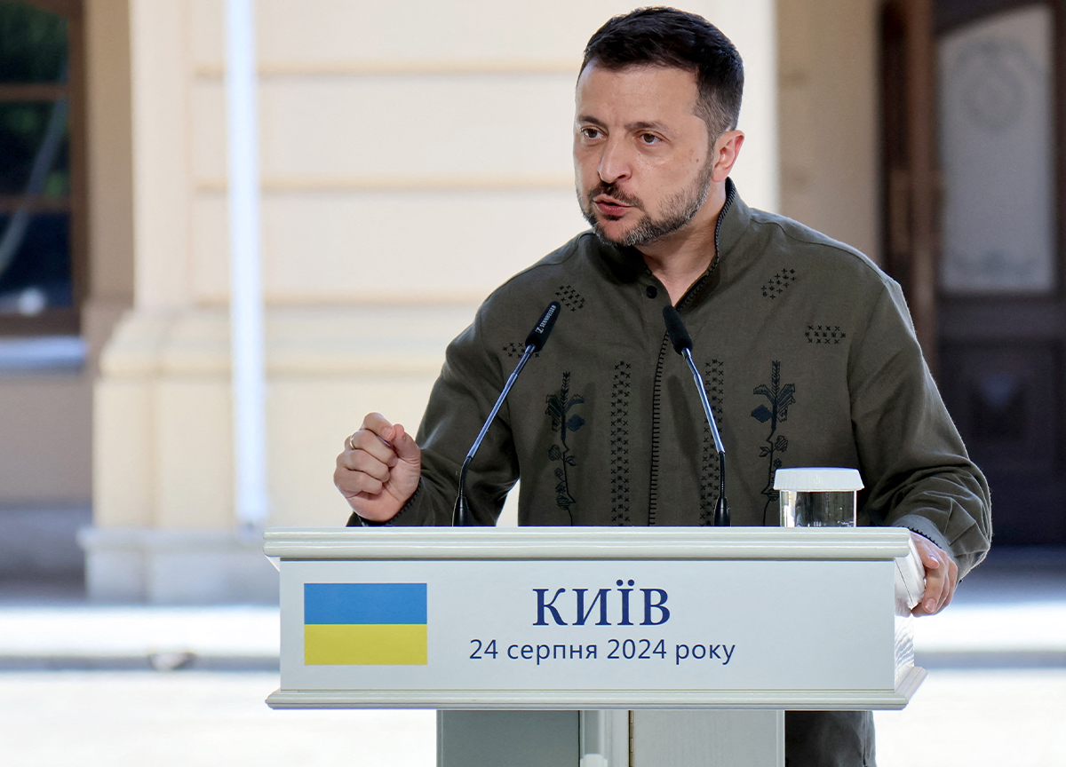 Dopo lo stop Usa agli aiuti, Zelensky si prepara a firmare l’accordo sulle terre rare e apre alla pace: “Pronto a lavorare sotto la guida di Trump”