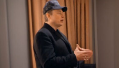 “Musk ruba”, i cartelli dem al Congresso Usa per protestare durante il discorso di Trump. VIDEO