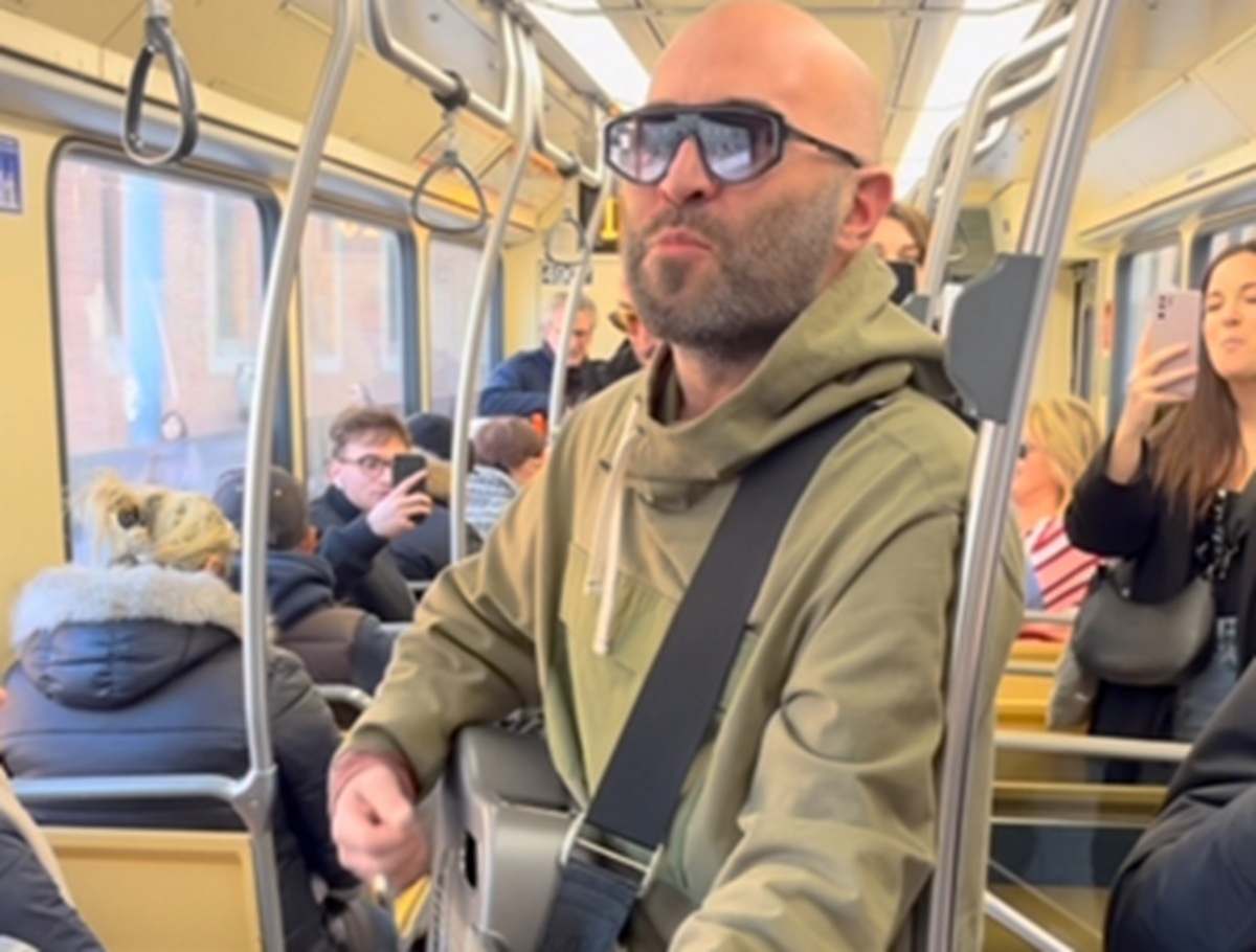 Giuliano Sangiorgi canta “Mentre tutto scorre” sul tram 16 di Milano Giuliano Sangiorgi canta “Mentre tutto scorre” sul tram 16 di Milano