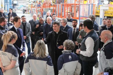 Stellantis punta su Mirafiori: John Elkann e il Cardinale Repole in visita allo storico stabilimento