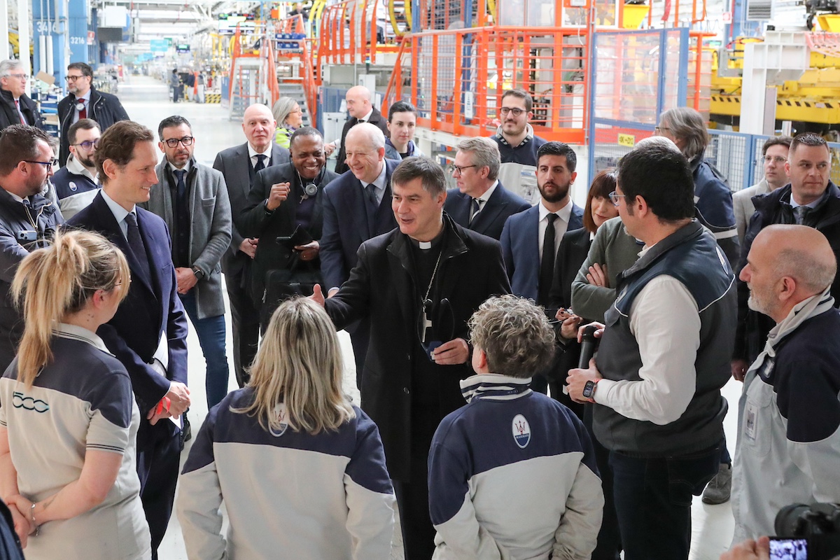 Stellantis punta su Mirafiori: John Elkann e il Cardinale Repole in visita allo storico stabilimento Stellantis punta su Mirafiori: John Elkann e il Cardinale Repole in visita allo storico stabilimento