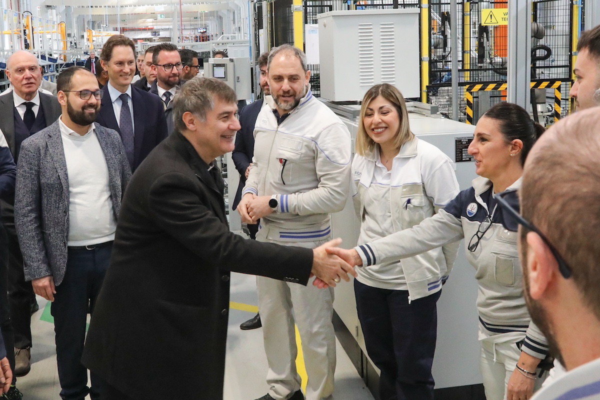 Stellantis punta su Mirafiori: John Elkann e il Cardinale Repole in visita allo storico stabilimento Stellantis punta su Mirafiori: John Elkann e il Cardinale Repole in visita allo storico stabilimento
