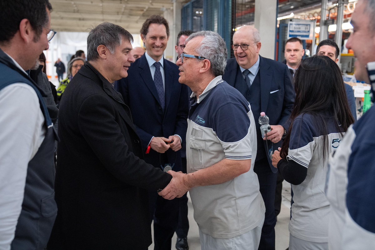 Stellantis punta su Mirafiori: John Elkann e il Cardinale Repole in visita allo storico stabilimento Stellantis punta su Mirafiori: John Elkann e il Cardinale Repole in visita allo storico stabilimento