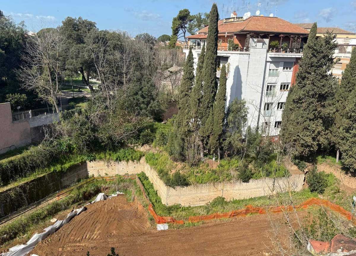 Roma, escrementi, una testa di maiale e scritte pro Palestina. Sfregio al museo Shoah Roma, escrementi, una testa di maiale e scritte pro Palestina. Sfregio al museo Shoah