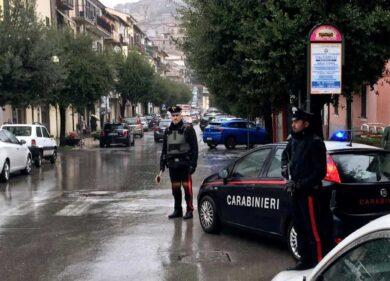 Napoli, madre spaccia con il bimbo in braccio: maxi blitz antidroga dei carabinieri a Torre Annunziata. Decine di arresti