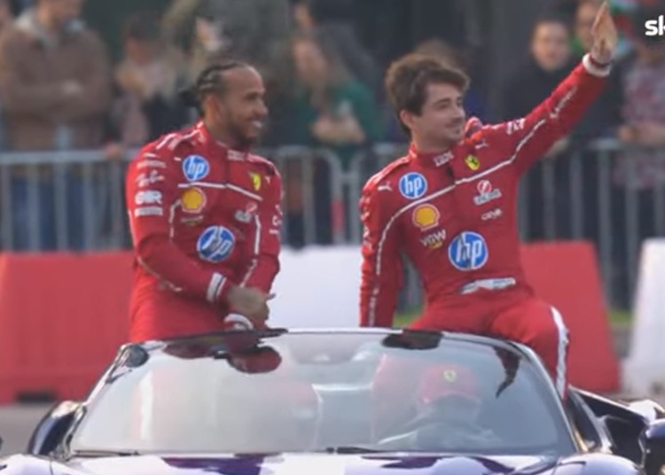Il centro di Milano si tinge di rosso Ferrari. Bagno di folla per Hamilton e Leclerc Il centro di Milano si tinge di rosso Ferrari. Bagno di folla per Hamilton e Leclerc