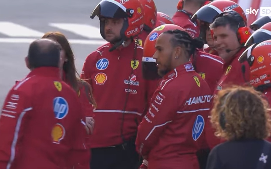 Il centro di Milano si tinge di rosso Ferrari. Bagno di folla per Hamilton e Leclerc Il centro di Milano si tinge di rosso Ferrari. Bagno di folla per Hamilton e Leclerc