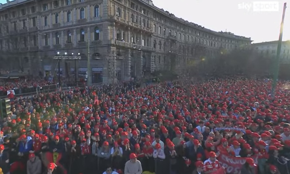 Il centro di Milano si tinge di rosso Ferrari. Bagno di folla per Hamilton e Leclerc Il centro di Milano si tinge di rosso Ferrari. Bagno di folla per Hamilton e Leclerc