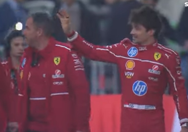 Il centro di Milano si tinge di rosso Ferrari. Bagno di folla per Hamilton e Leclerc Il centro di Milano si tinge di rosso Ferrari. Bagno di folla per Hamilton e Leclerc
