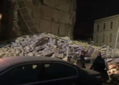 Bari, la donna scomparsa dopo il crollo della palazzina è ancora viva: trovata sotto le macerie