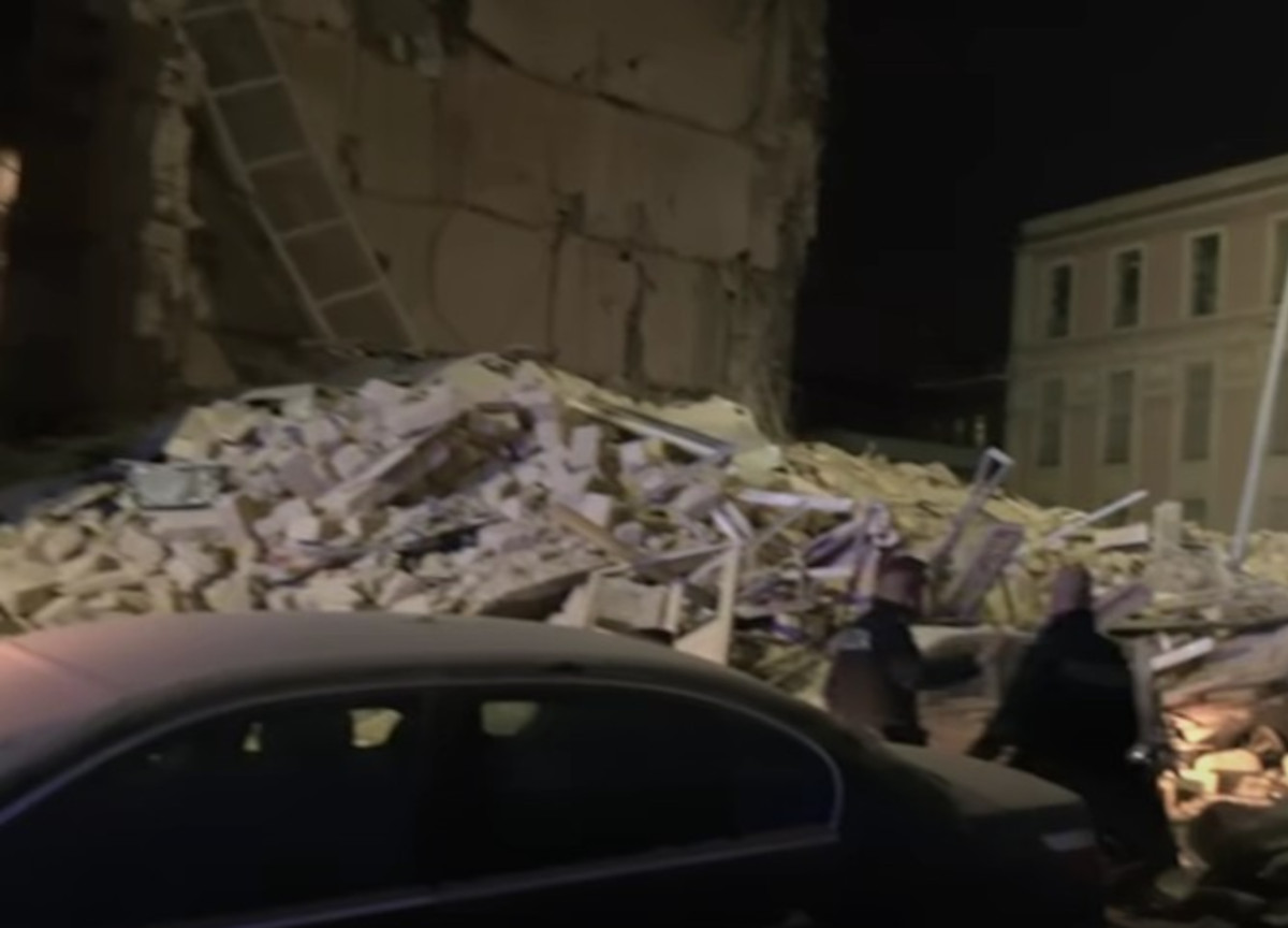 Bari, la donna scomparsa dopo il crollo della palazzina è ancora viva: trovata sotto le macerie Bari, la donna scomparsa dopo il crollo della palazzina è ancora viva: trovata sotto le macerie