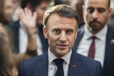 Macron: “Folle restare spettatori, la Francia ha l’ombrello nucleare”. Lavrov: “Così Parigi minaccia Mosca”