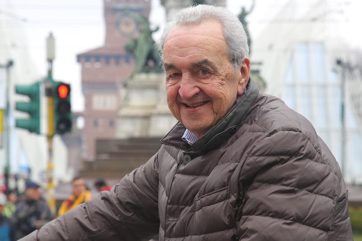 Bruno Pizzul, dopo il funerale il brindisi degli amici a base di vino di Cormons. Il ricordo del figlio Fabio Bruno Pizzul, dopo il funerale il brindisi degli amici a base di vino di Cormons. Il ricordo del figlio Fabio