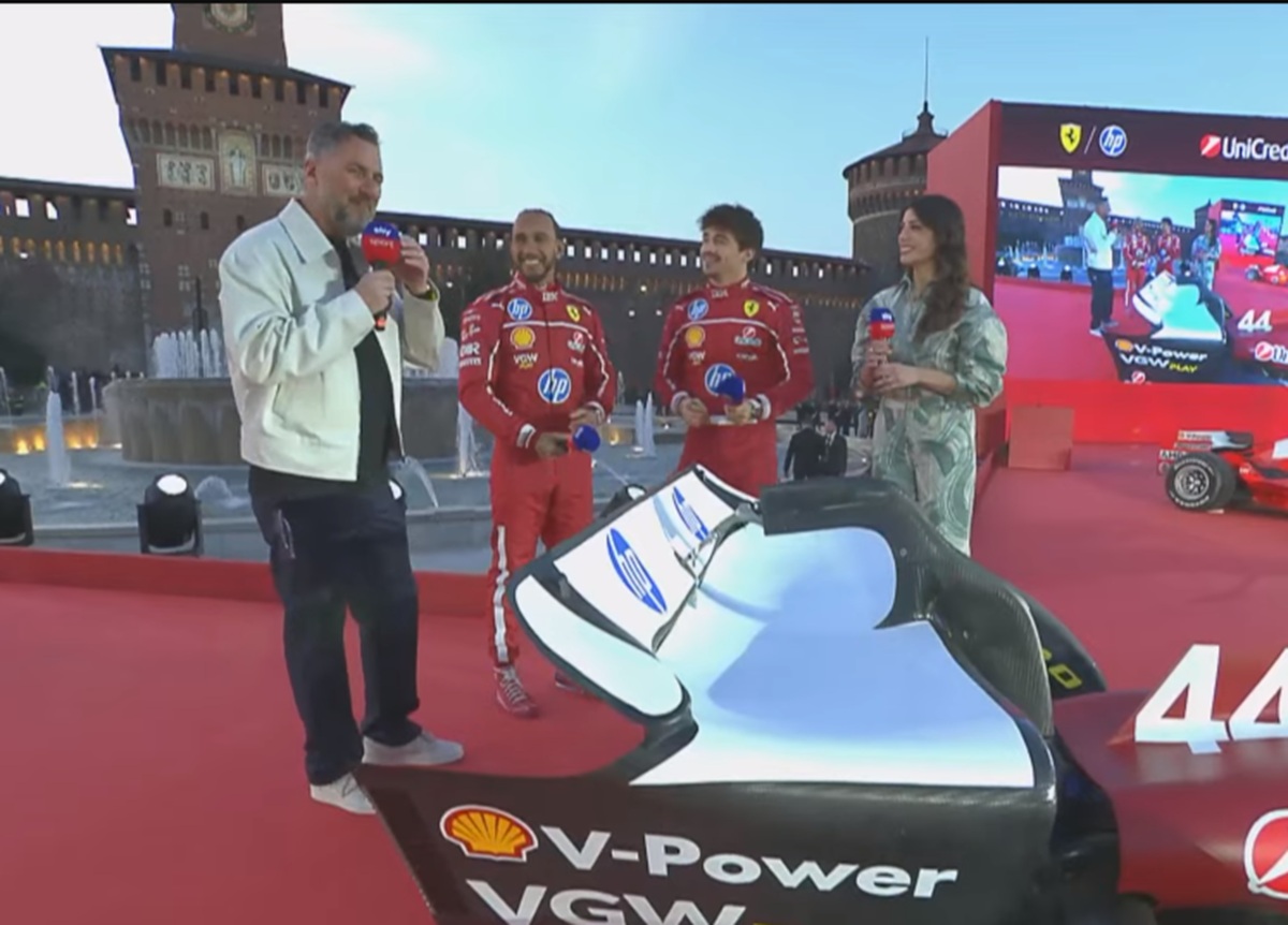 Il centro di Milano si tinge di rosso Ferrari. Bagno di folla per Hamilton e Leclerc Il centro di Milano si tinge di rosso Ferrari. Bagno di folla per Hamilton e Leclerc