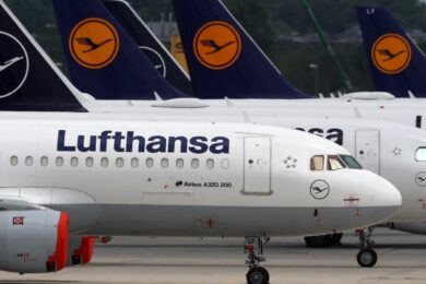 Lufthansa, volano alto i ricavi del gruppo tedesco: nel 2024 record a 37,6 miliardi. Ma l’utile soffre e cala del 18%