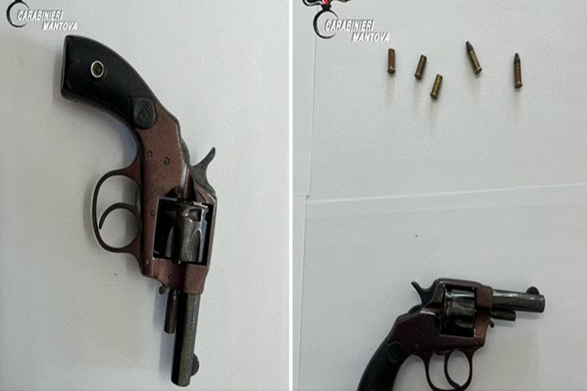 Mantova, nel beauty case di Rosa Capuano il revolver con cui ha freddato il padre Mantova, nel beauty case di Rosa Capuano il revolver con cui ha freddato il padre