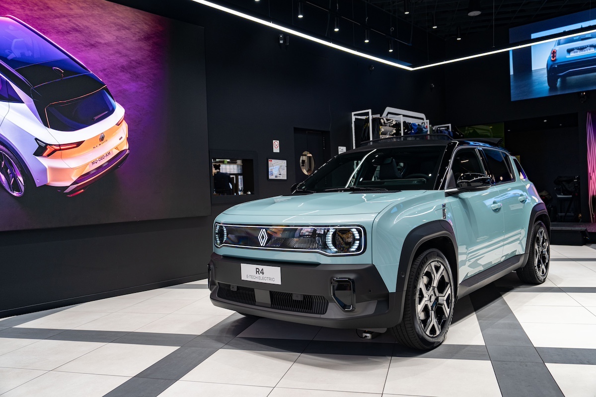 Renault 4 E-Tech Electric: la rivoluzione compatta a zero emissioni ora ordinabile in Italia