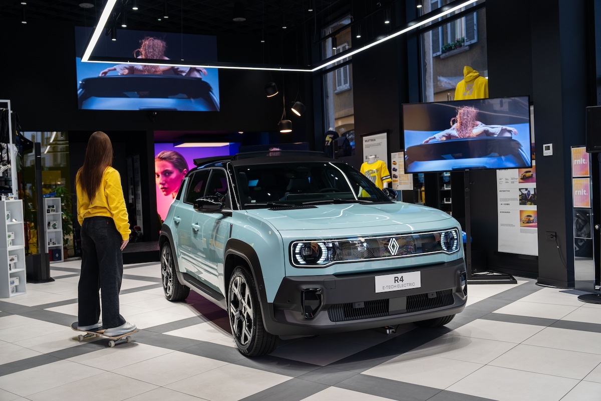 Renault 4 E-Tech Electric: la rivoluzione compatta a zero emissioni ora ordinabile in Italia